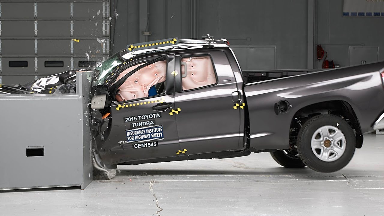 2015 Toyota Tundra extended cab driver-side small overlap IIHS crash test