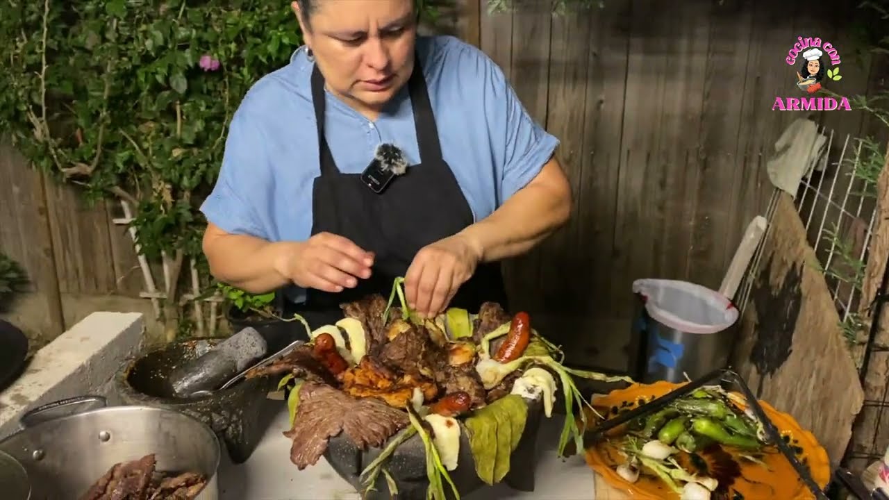 MOLCAJETE CON CARNE, POLLO Y COSTILLA