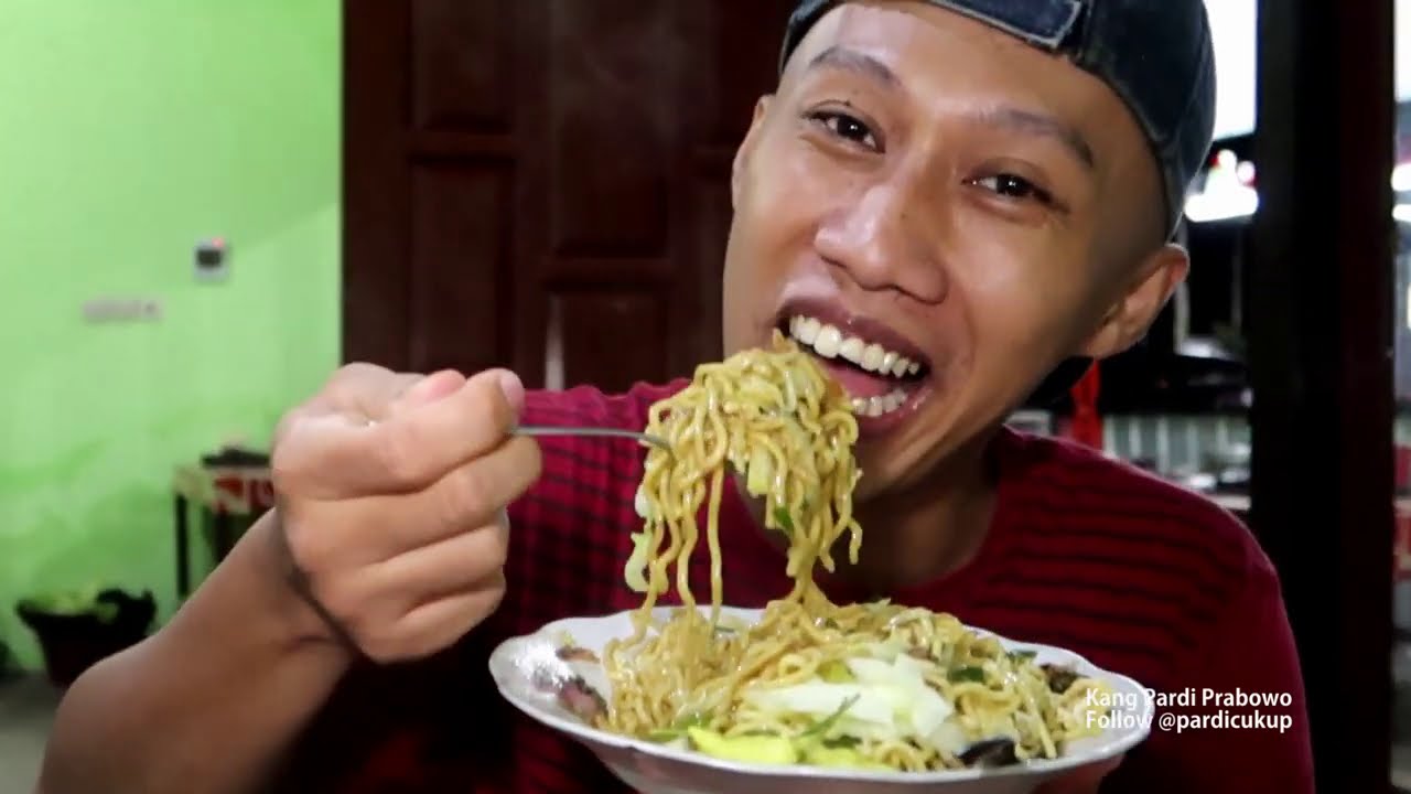 BAKMI DAN NASI GORENG PORSI BRUTAL HANYA 7500 JUALAN SEJAK 1981