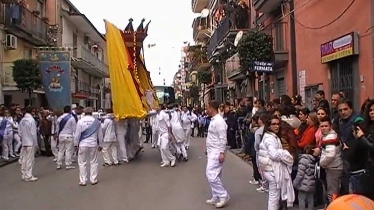 LUNEDI' IN ALBIS  AD ACERRA (I battenti della Madonna dell'arco)