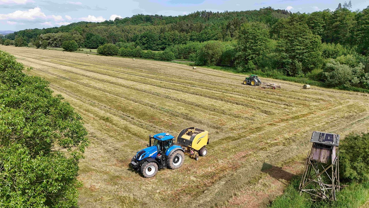 „Senážování, lisování a řádkování – New Holland T7.315 a John Deere 6R250 Farmá Burian
