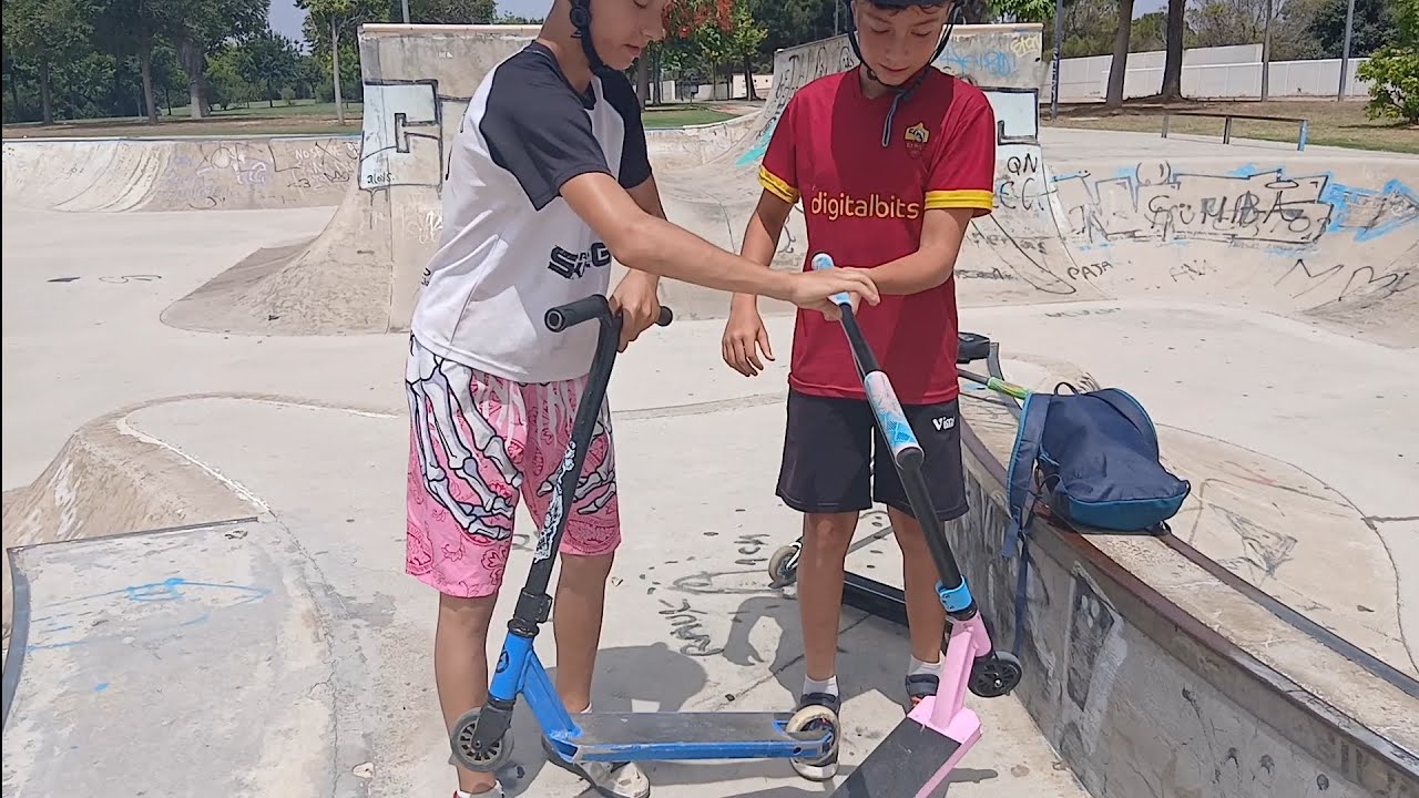 Le regalo un patin a mi amigo y no se lo cree