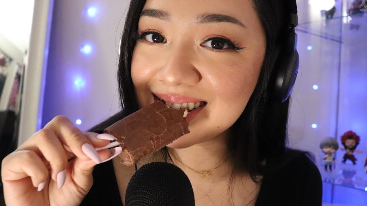 ASMR✨eating chocolate covered marshmallow lollipops (Paleta)🍭
