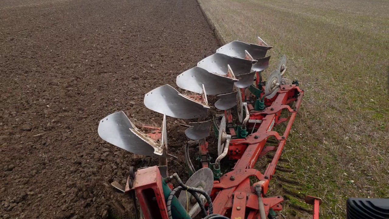 NH 8870 and KV EG 85 ploughing Wexford 2019