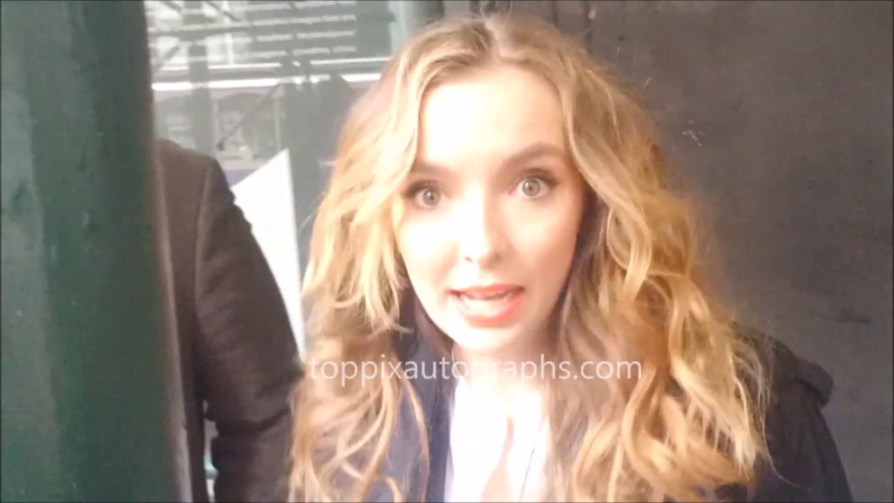 Jodie Comer signs autographs for TopPix