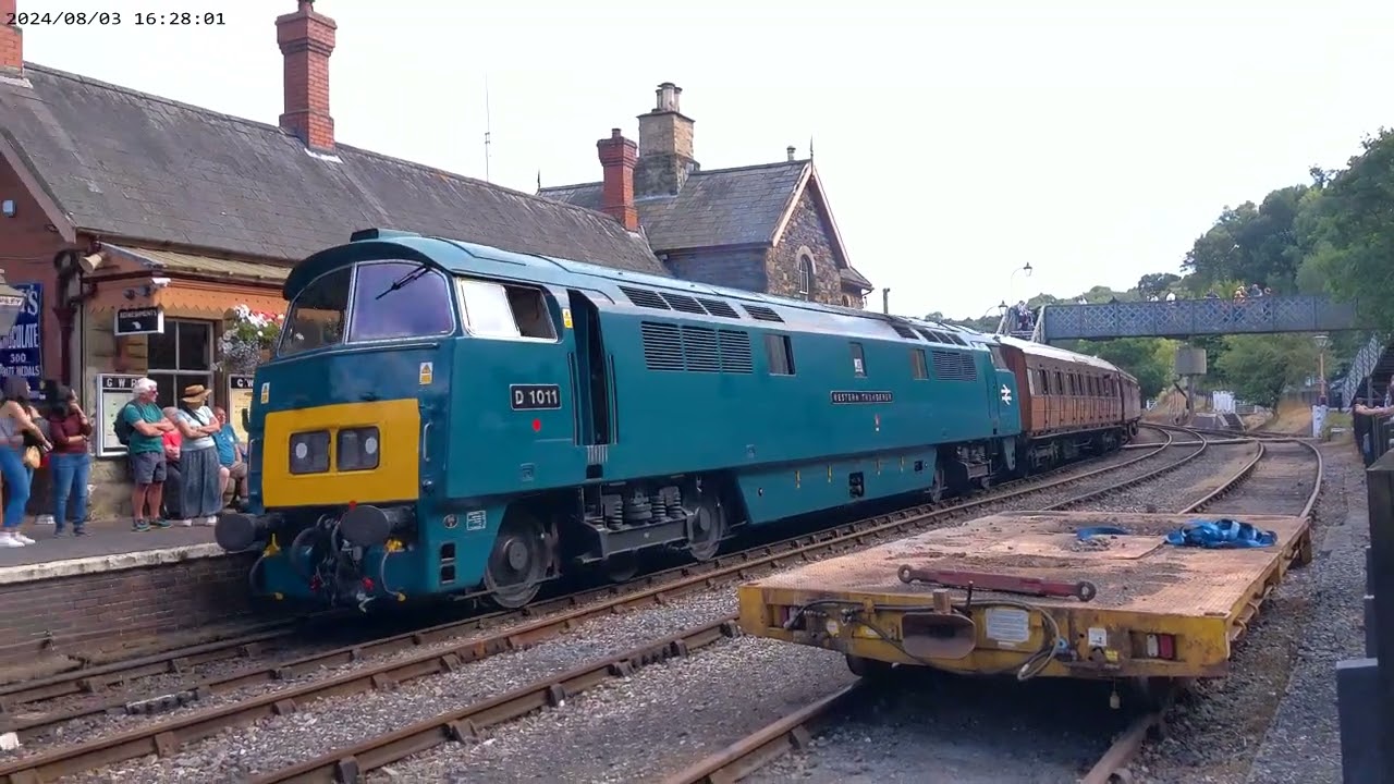 D1015 Western Champion arriving at Highley