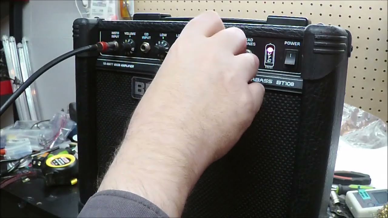 Сломанный басовый усилитель Behringer из музыкального магазина. Ремонт 1-го уровня.