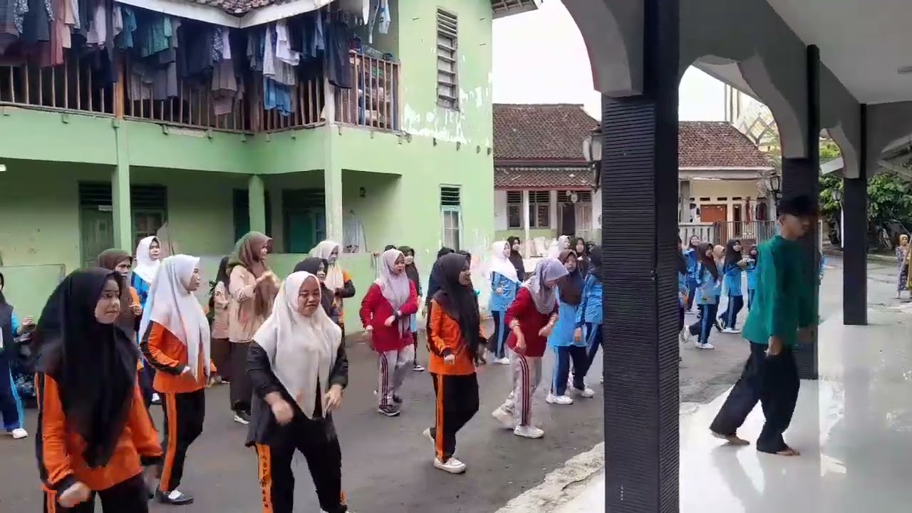 Senam sehat Siwa-Siswi Al-Insyiraah jumat sehat jumat bersih