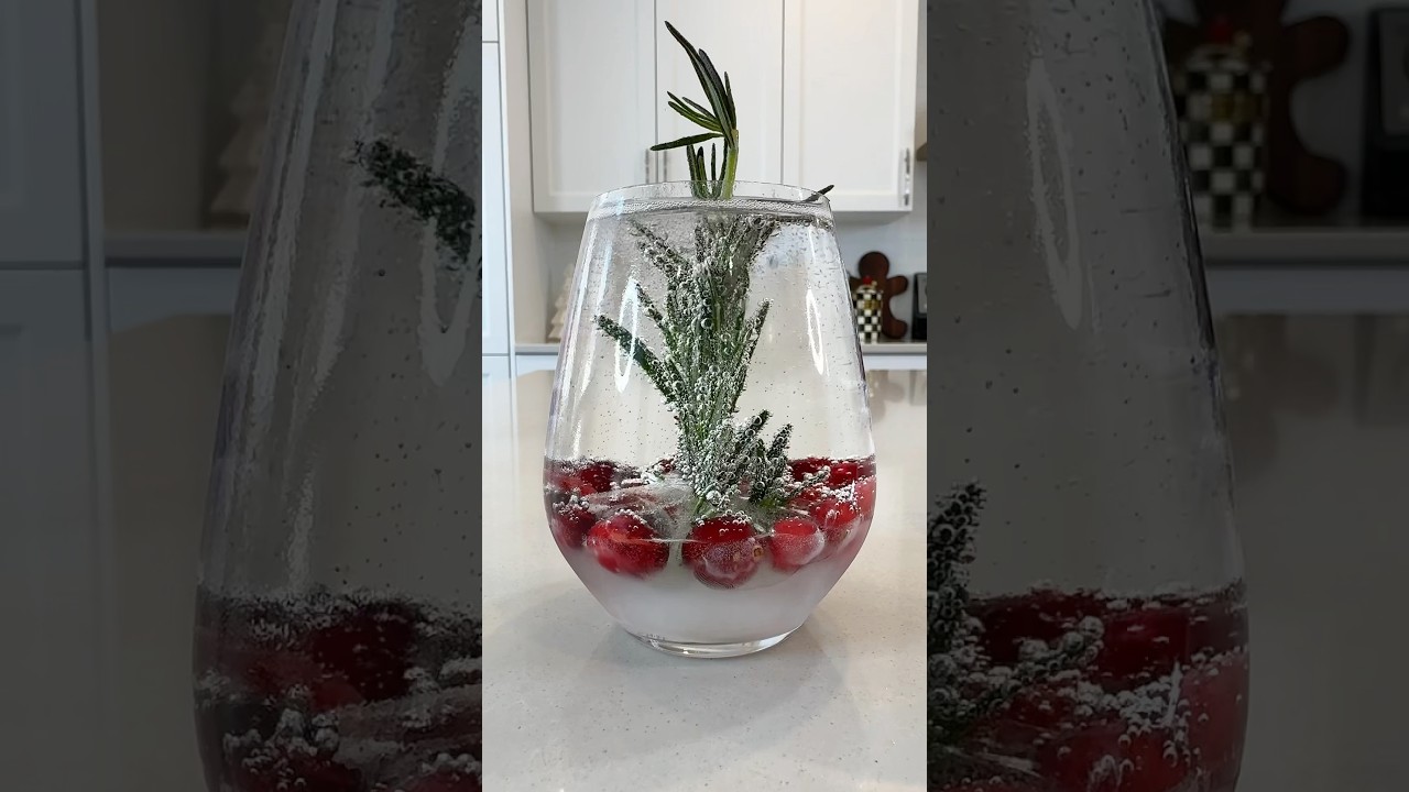 Christmas Drink 🎄 #christmas #drink #cocktail #satisfying #satisfyingvideo #viralvideos #viralvideo