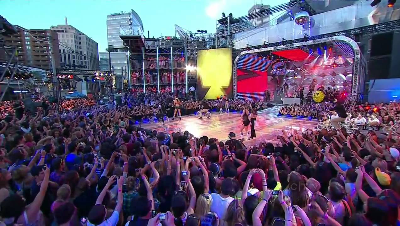 Miley Cyrus - Live At MMVA 2010 - Party In The USA
