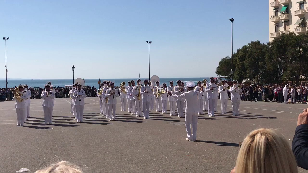 Η μπάντα του Πολεμικού Ναυτικού παίζει Despacito στην πλατεία Αριστοτελους / Hellenic Navy Band
