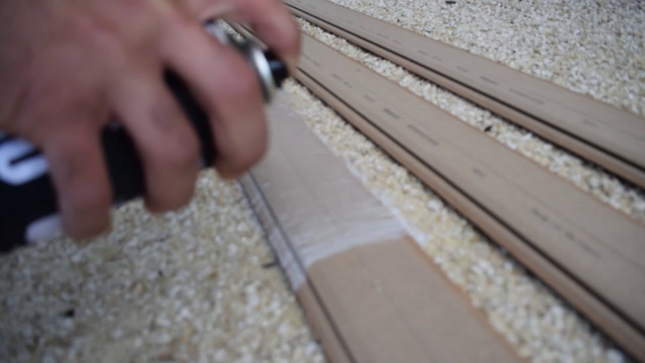 Stratogrip S110 - Collage de plinthes sur du placoplatre