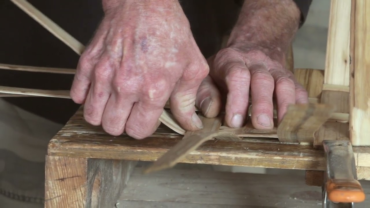 Confection d'un panier en châtaignier traditionnel du massif des Maures par Pascal Lafon, vannier