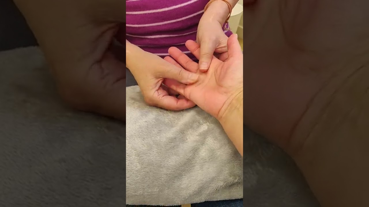 massage simple des mains pour personne âgée, dans un cadre non thérapeutique par Muscadine