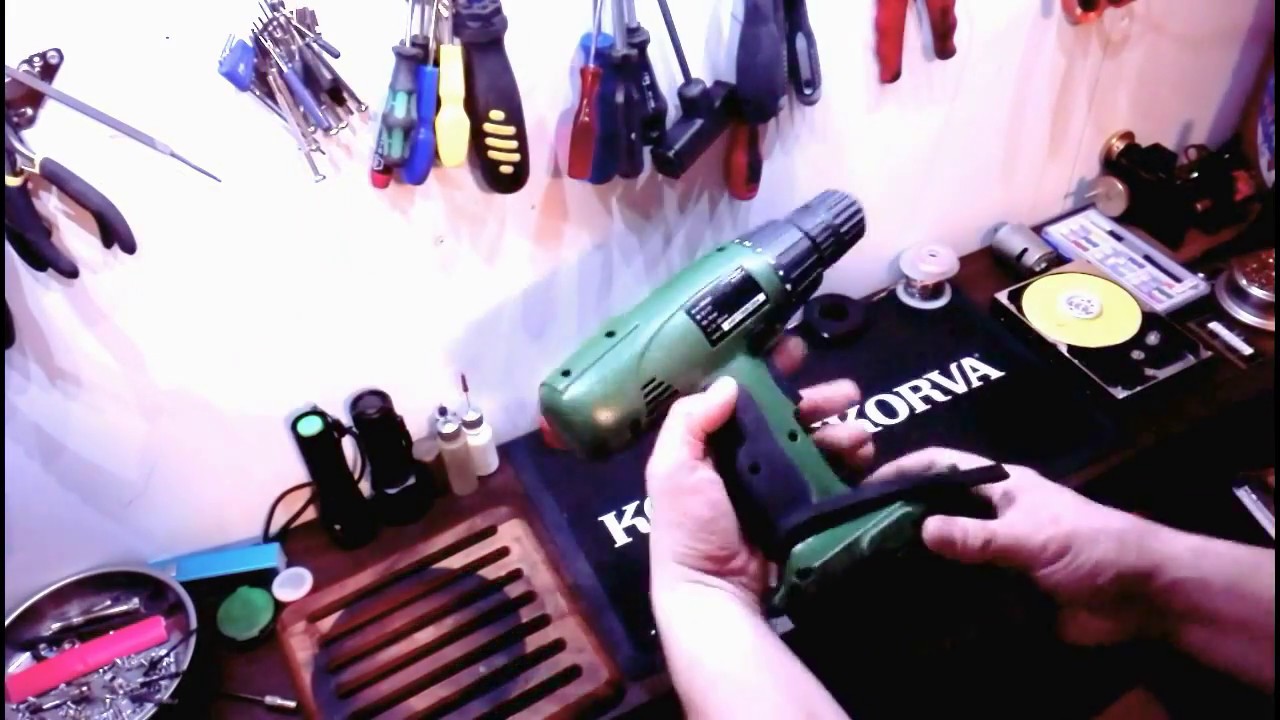 disassembling the power drill/Akku porakoneen purku.