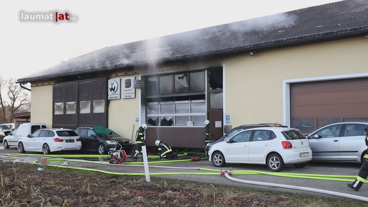 Drei Feuerwehren bei gr&ouml;&szlig;erem Brand einer KFZ-Werkst&auml;tte in Sattledt im Einsatz