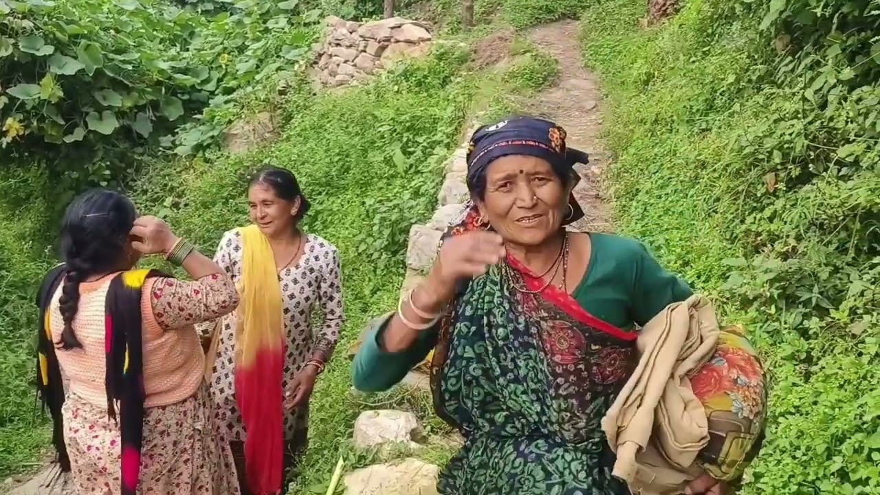 आजकल गांव के सभा लोग अपने अपने काम में व्यस्त है