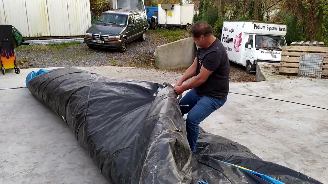 Plier une structures gonflables avec la pince &eacute;tau, pliage possible avec l'enrouleur de gonflables