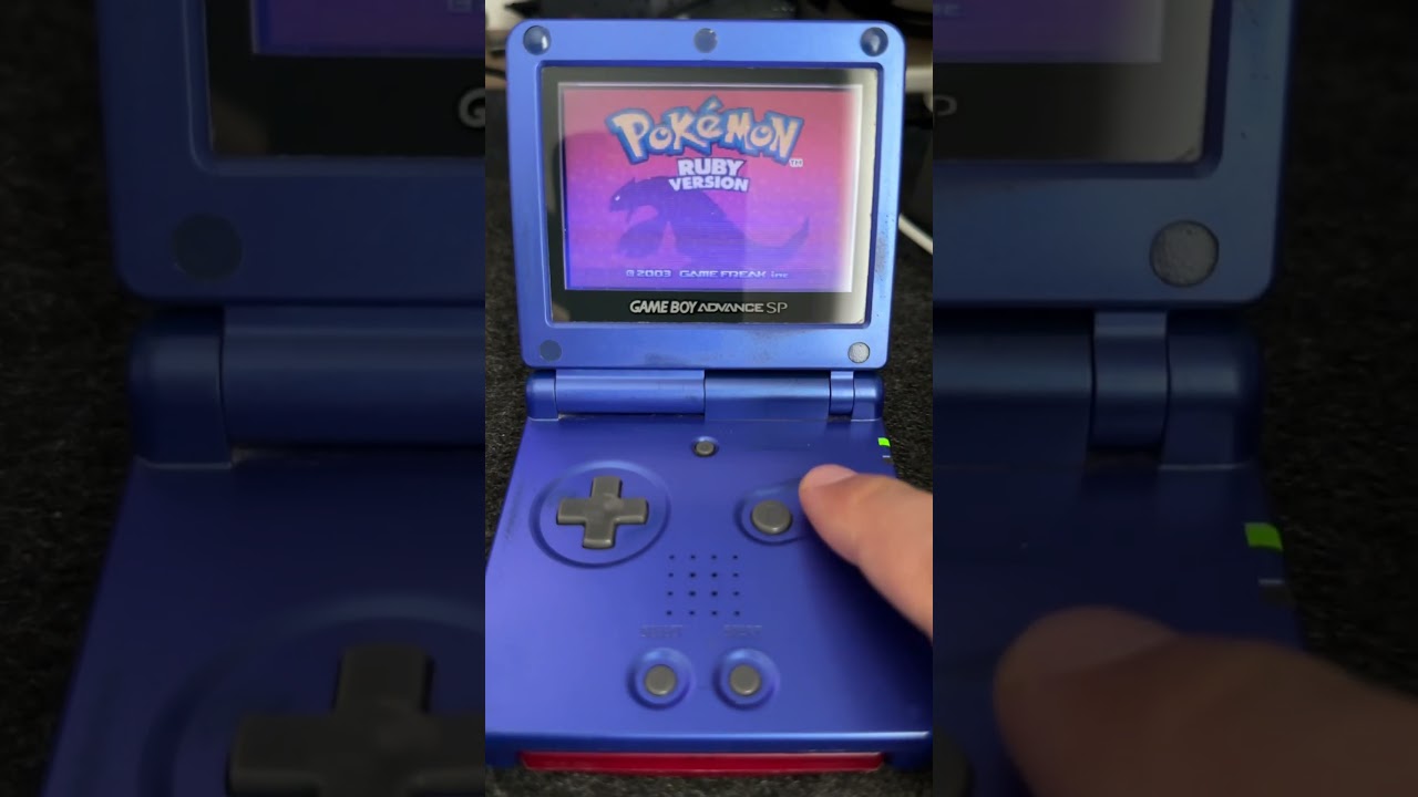 Boot Pok&eacute;mon Ruby on Game Boy Advance SP