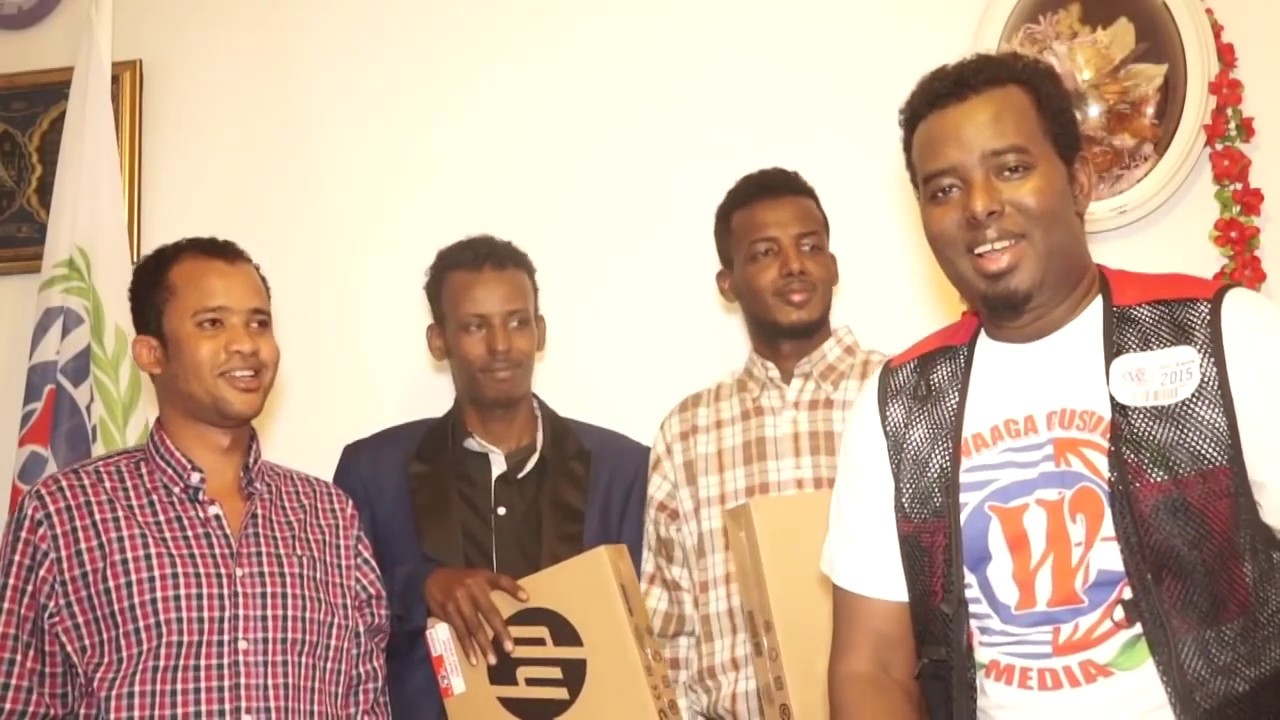 Dahir Alasow oo hadiyad siiyay Wariyeyaal caana Laptops iyo Smart phones