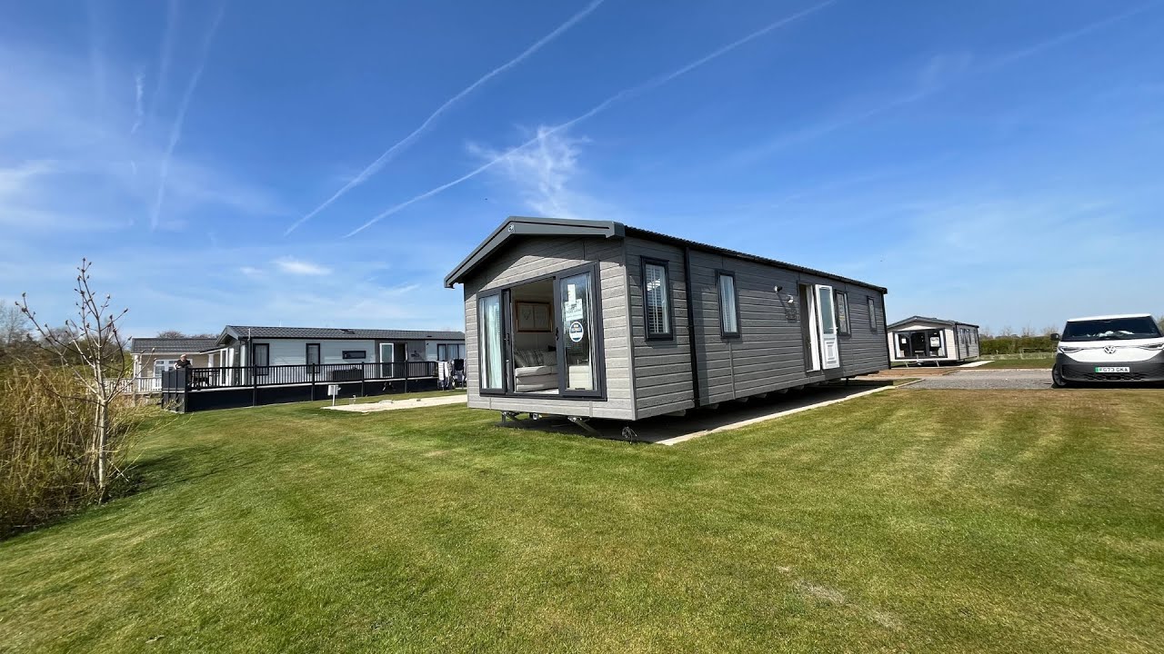 ❗NEW PRICE ALERT❗Stunning 42x14ft 2-bedroom Swift Vendee Lodge Situated On A Lakeside Plot