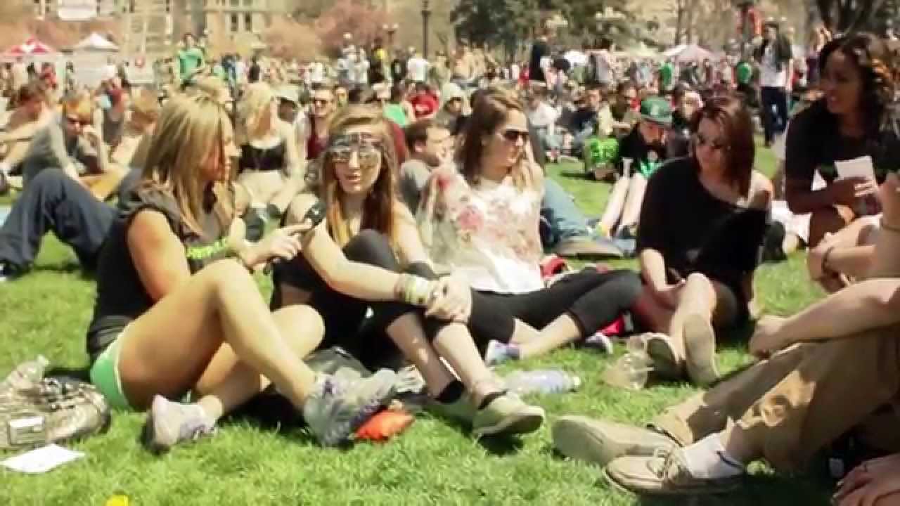 At 420 Rally Denver the hot4pot girls try Gabe's zong, talk to the people #Denver420 #hot4pot