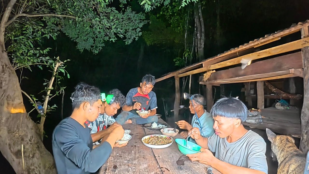 มาป่าวันแรกกับทีมงานได้กินผัดกะเพราแลน//ມາປ່າວັນແລກກັບທີມງານ Hieng บ่าวเฮียง คนหากิน