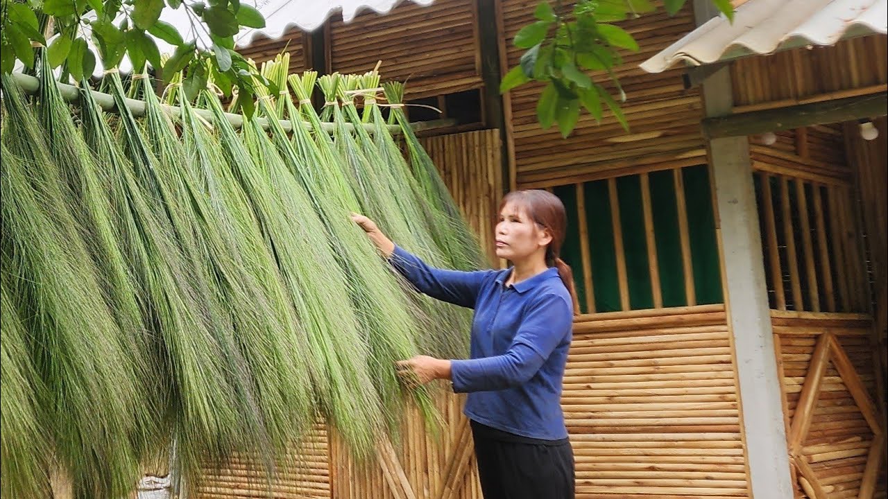 Mountain Life: Collecting Forest Grass to Make Brooms & Traditional Fire-Roasted Cake 