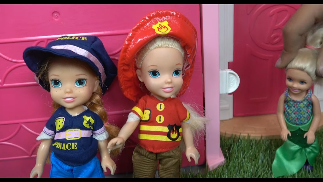Elsa and Anna toddlers celebrate Halloween-part 1