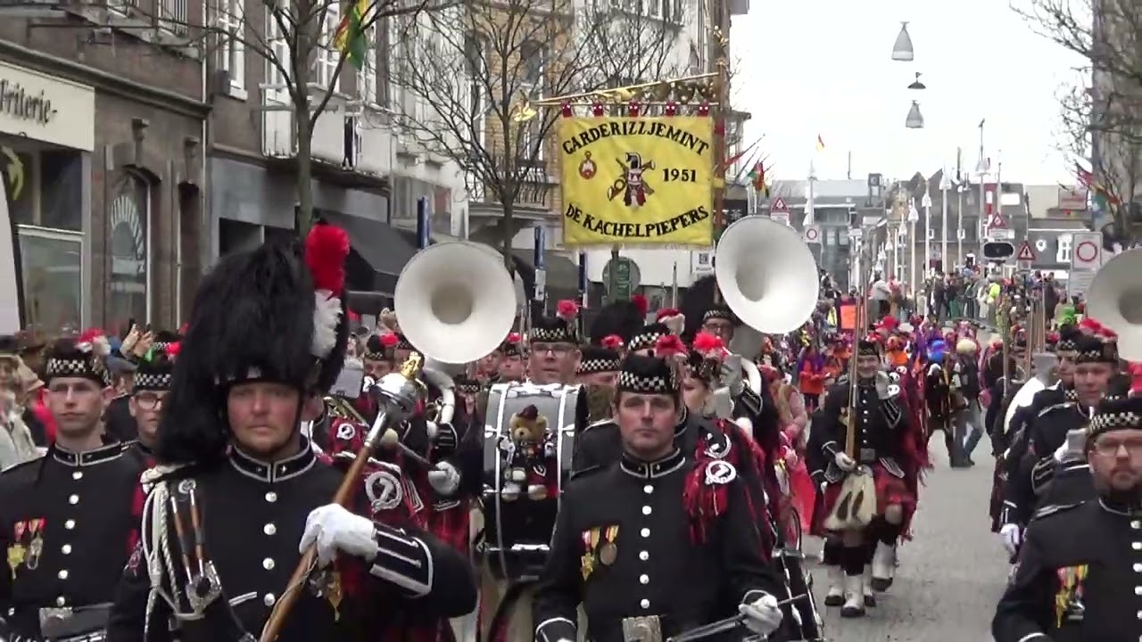 De Kachelpiepers komen aan bij de start van Grote Optocht Vasteloavend 2023 Maastricht