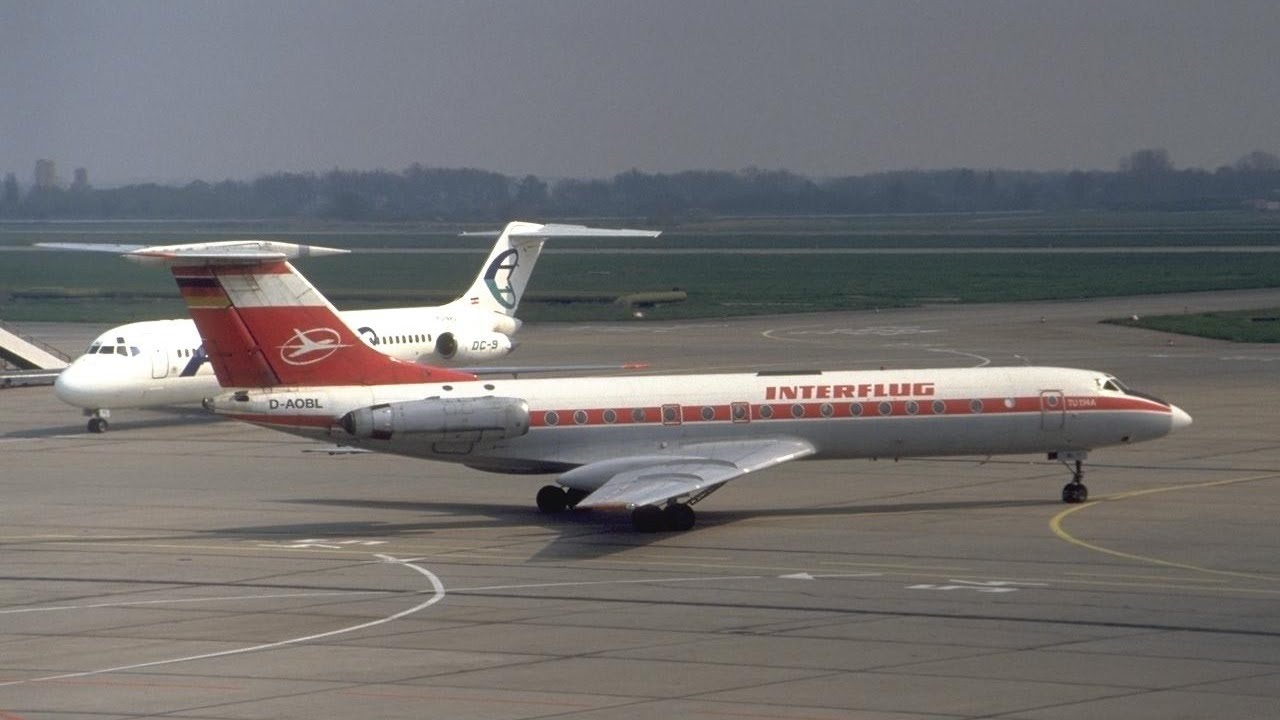 Туполев Ту-134 D-AOBL Интерфлюга в пути к взлёту в аэропорту Берлин-Шёнефельд SXF