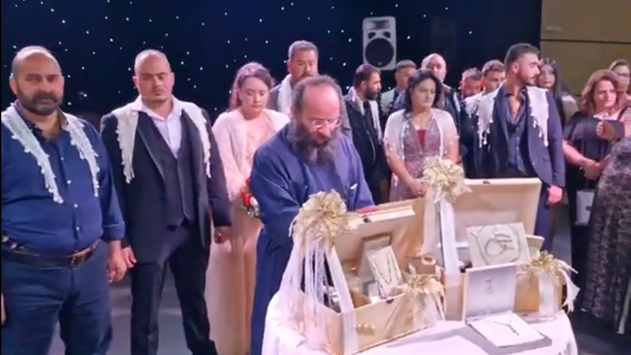Έθιμο της Κρήτης στον αρραβώνα να χρυσώνουν το ζευγάρι οι συγγενείς. Αρραβώνας Αστερούσια