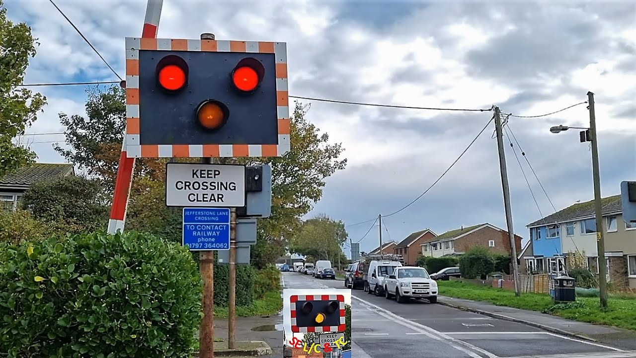 (Pre-renewal, halogen lights) St. Mary's Bay (Jefferstone Lane) Level Crossing, Kent