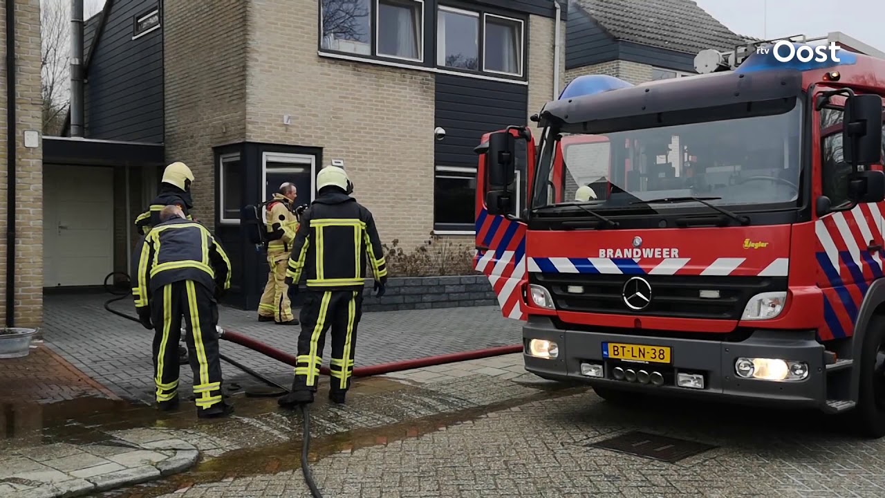 Brandweer sloopt muur bij blussen woningbrand in Almelo