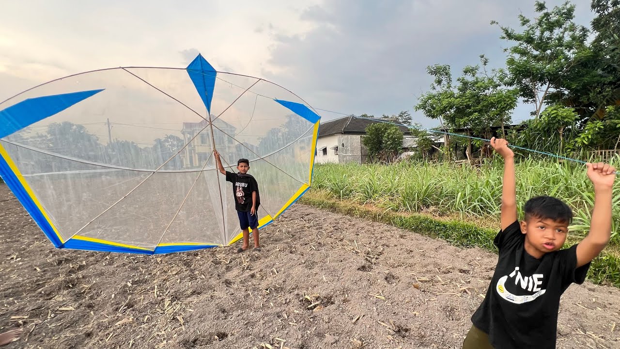 AKU NYOBAIIN  BIKIN  LAGI LAYANGAN PAPIRAN BIG SIZE  LANGSUNG TES TERBANG