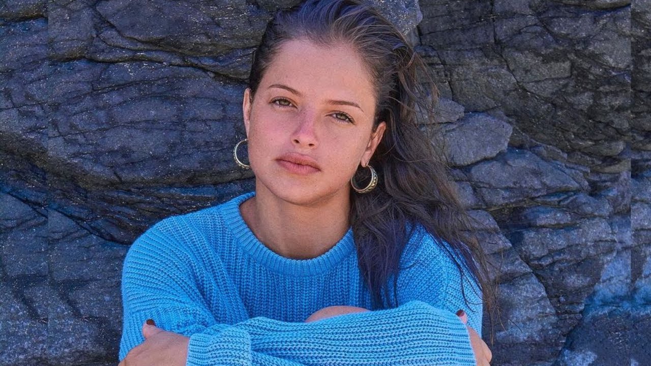 ATRIZ AGATHA MOREIRA DE BIQUINI NA PRAIA MOSTRA SUA BELEZA E ENCANTO👀