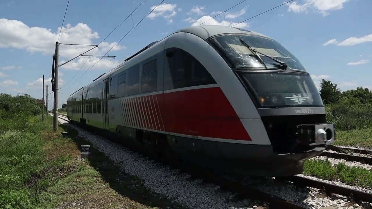 ПВ 20143 и КПВ 23206 с мотрисите ЕМВ 32 015/ 32 016 и ДМВ 10 021/ 10 022, уловени на гара Каменец...