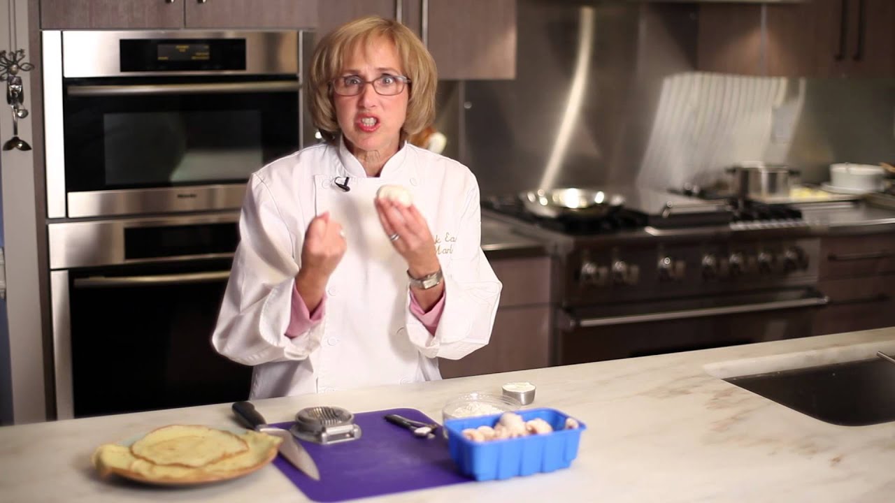 How to Make Crepe Filling With Mushrooms : Cooking Up the Delicious!