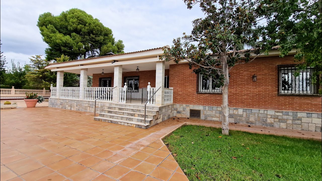 Se alquila chalet en Novelda 2.000€ con piscina cubierta.