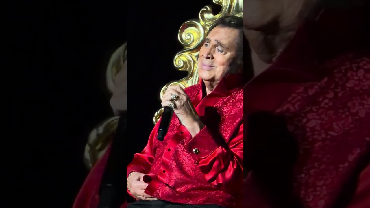 “Silent Night: Engelbert’s Prayerful Christmas Performance”