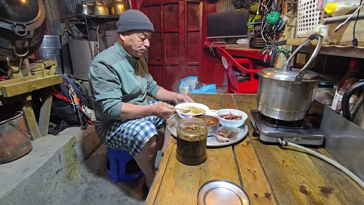 굴피집 산나물 달래케고 냉이도 찾고 집도 관리하고 가요 후다닥 밥한끼 ᆢ
