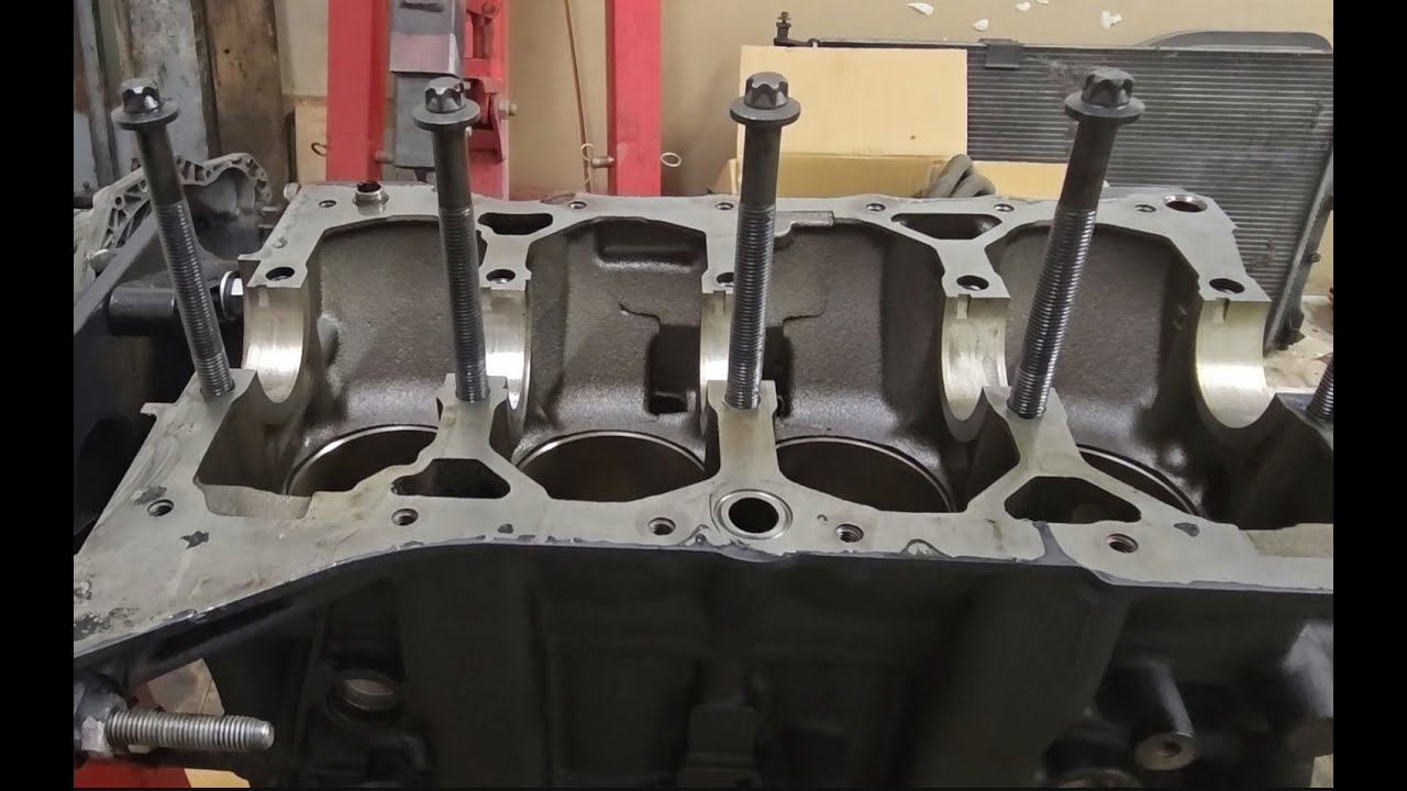 Renault Trafic 2.5dCi - przygotowania do składania silnika #automobile #mechanik #mechanic #renault