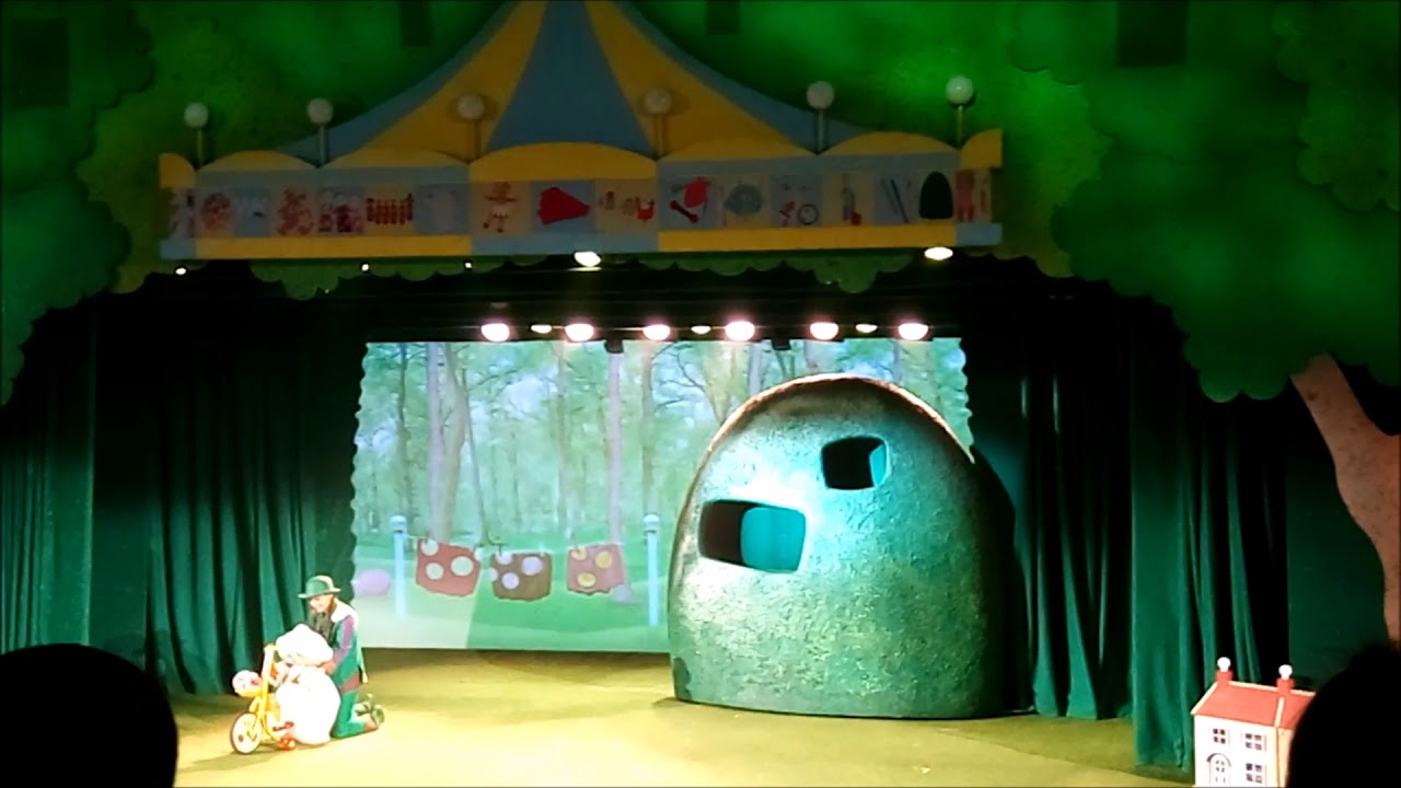 In the Night Garden Live- Makka Pakka washes faces