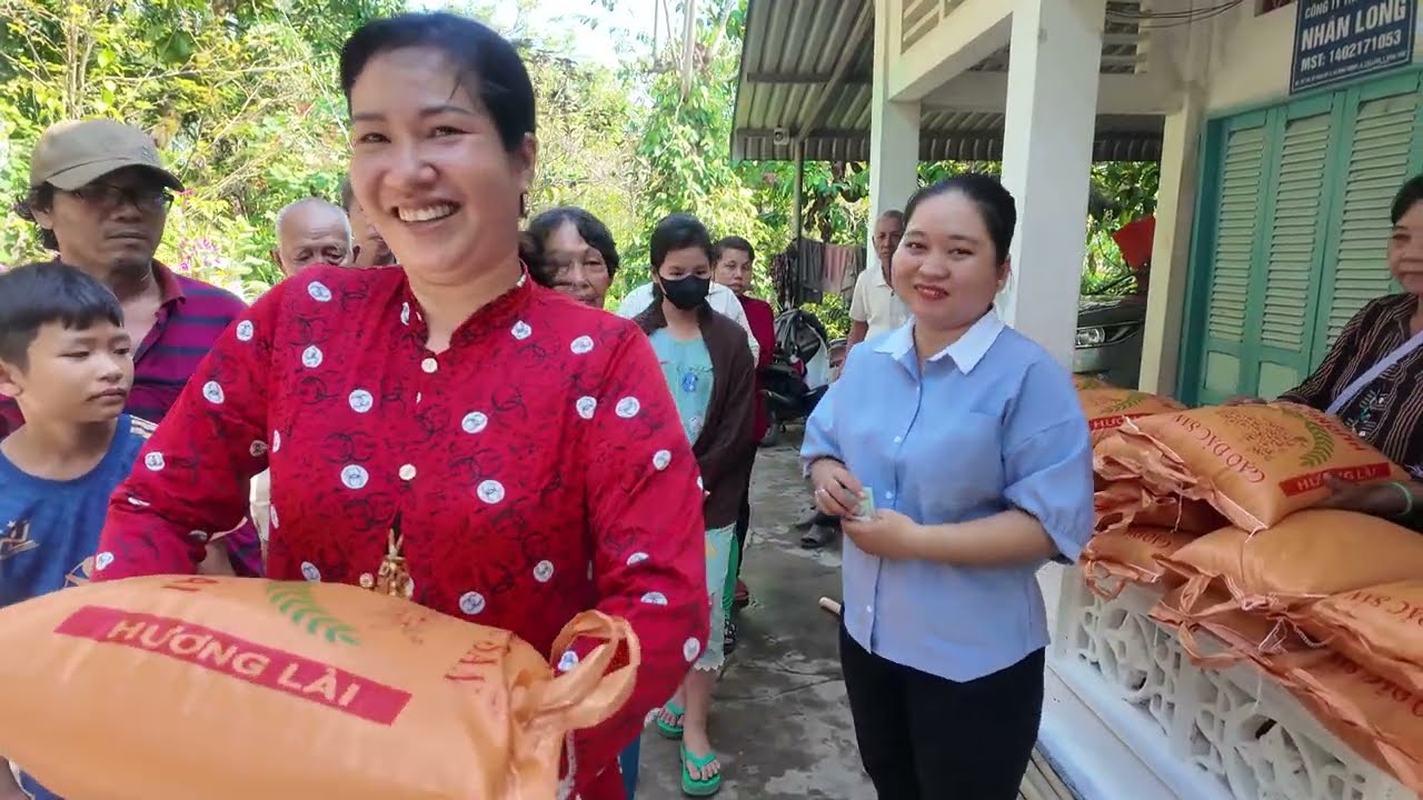 NGÀY RẰM CHÚ TÁ Ở MỸ TẶNG GẠO CẢ XÓM VUI MỪNG SAU TẾT