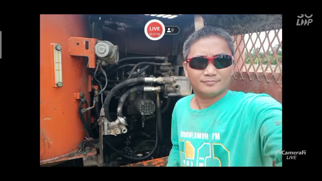 H.E mechanic's Hitachi slow travel the right side.