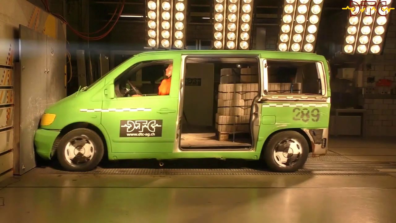 Collision on block of a loaded Mercedes Vito - 50 km/h