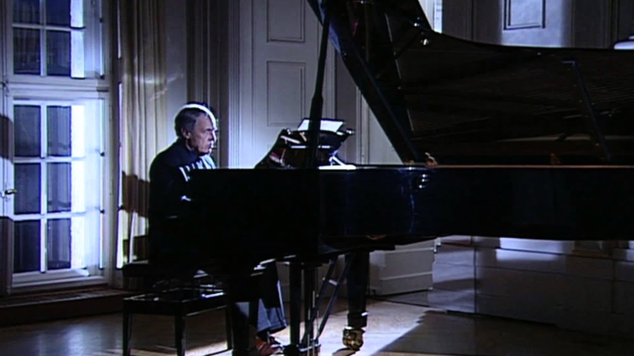 Pierre Boulez plays Douze Notations: I. Fantasque &ndash; Mod&eacute;r&eacute;