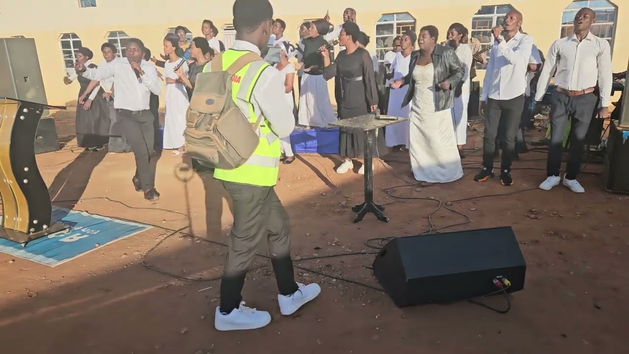 Uwiteka ahimbazwe by Integuza choir dzaleka