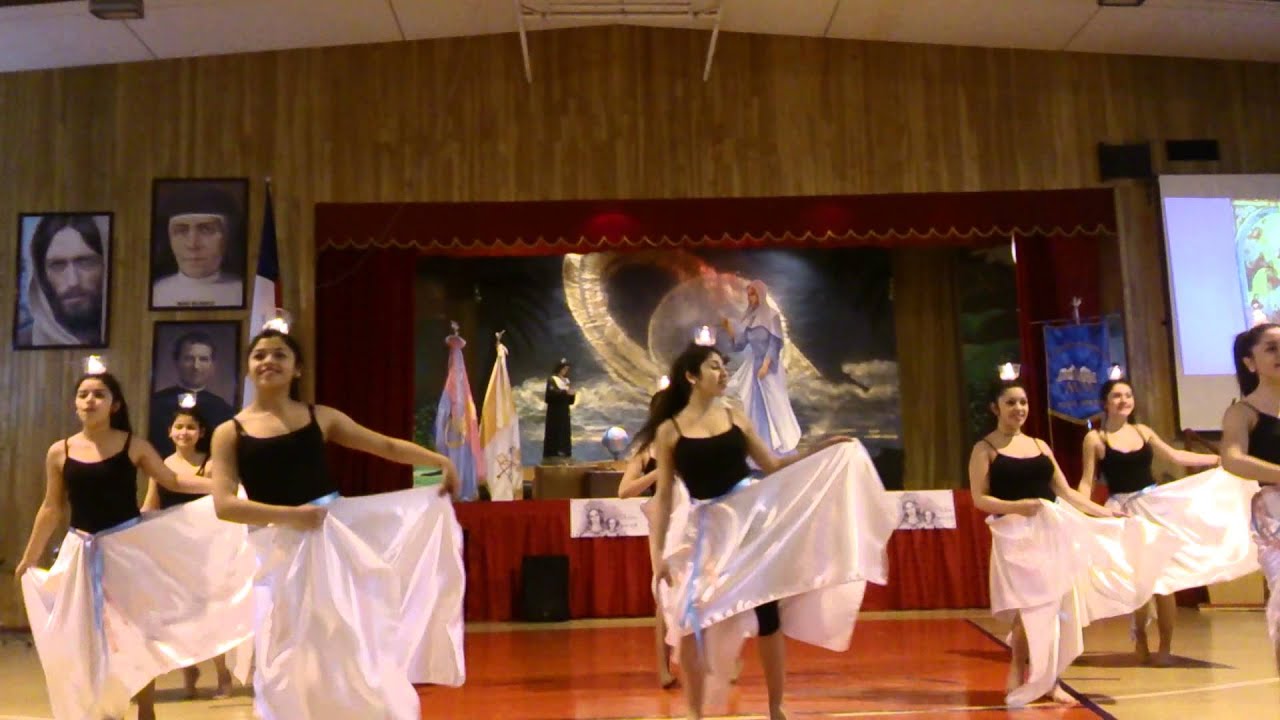 Baile mes de María liceo Maria Mazzarello