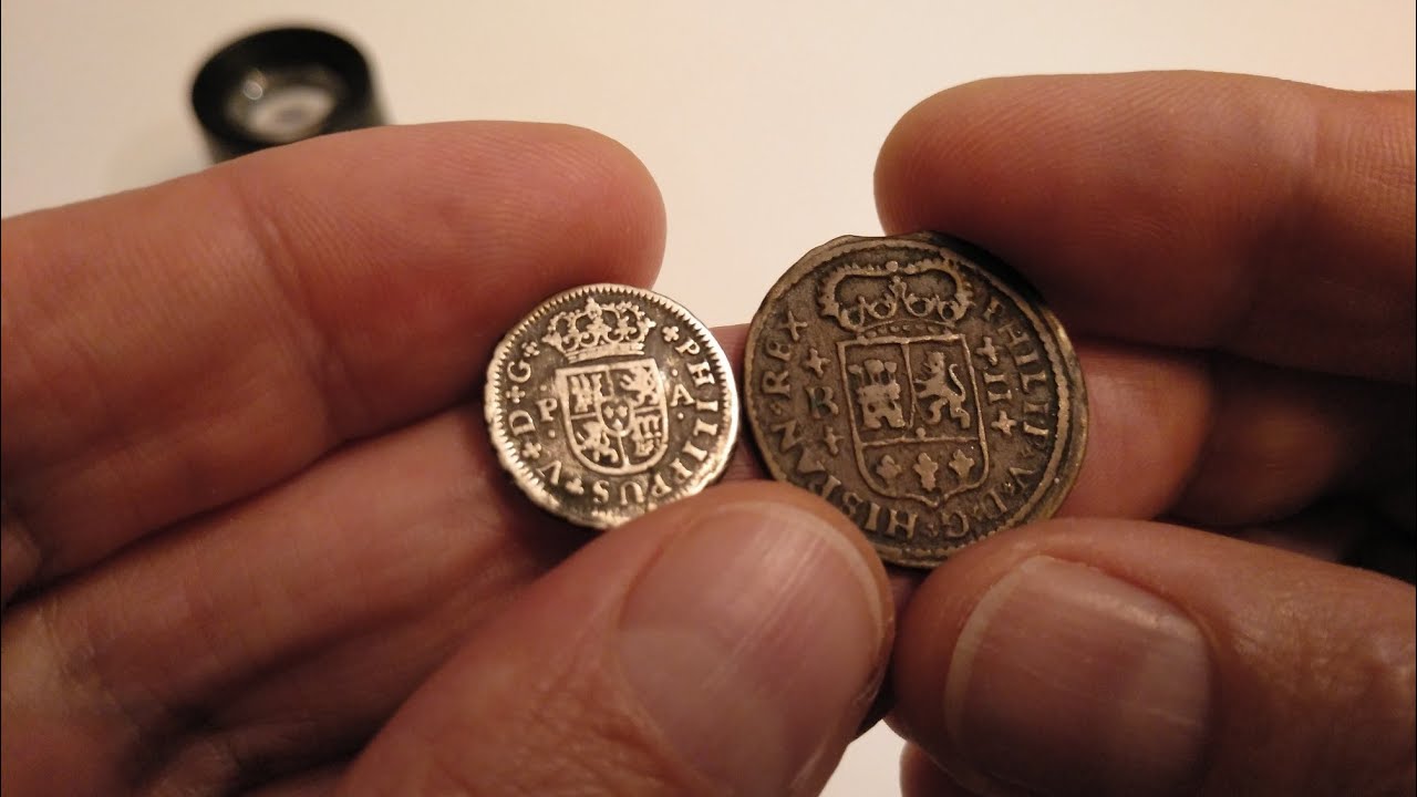 Monedas de Felipe V. 1/2 real (1733 Sevilla). 2 maravedís (1718 Barcelona). España.